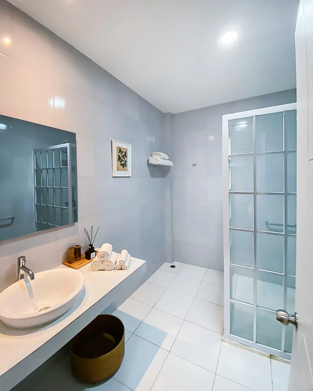 Club Room Modern Bathroom