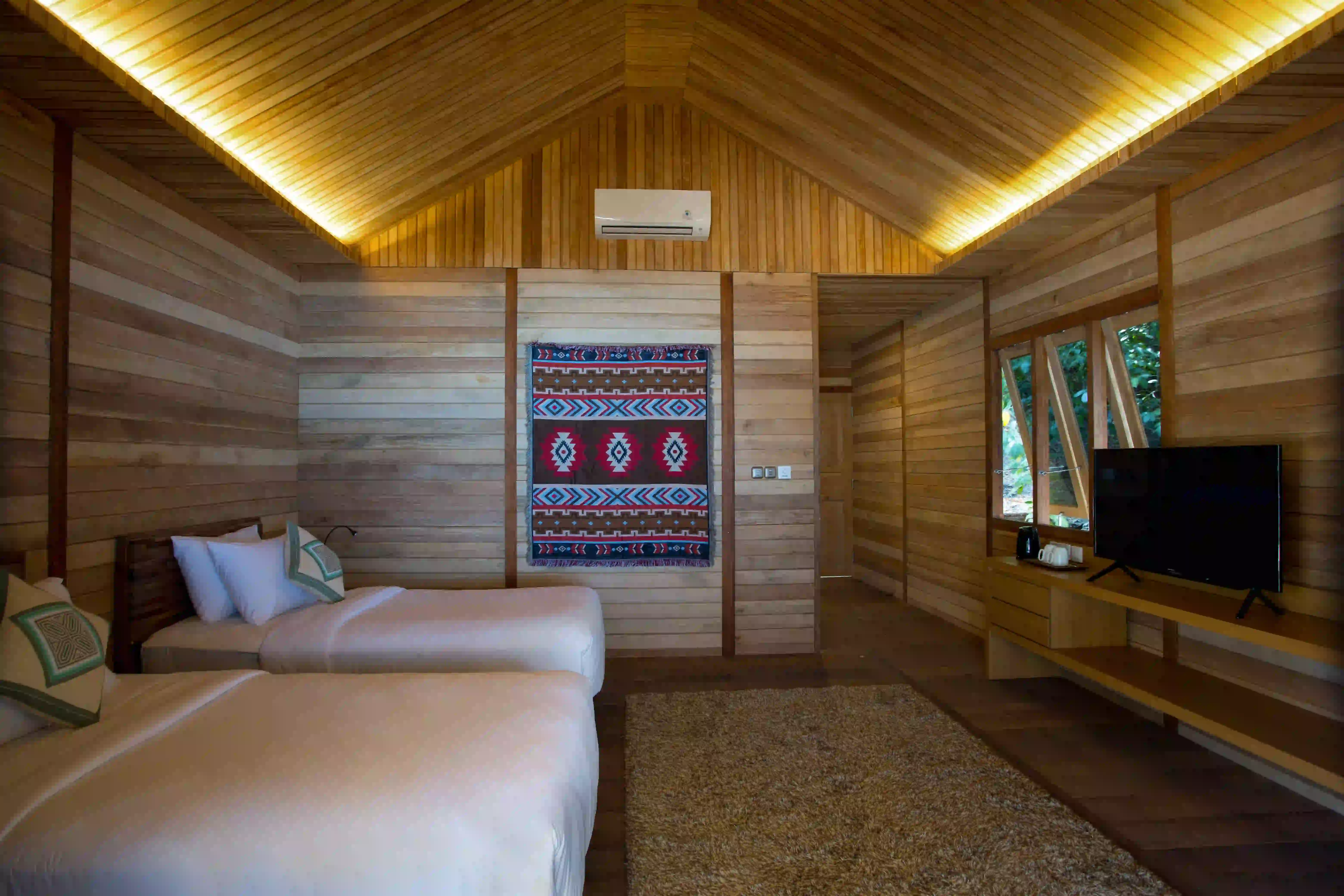 Lower Bungalow Cozy Bedroom